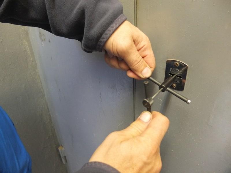 Срочное открытие замков гаража в Новосибирске