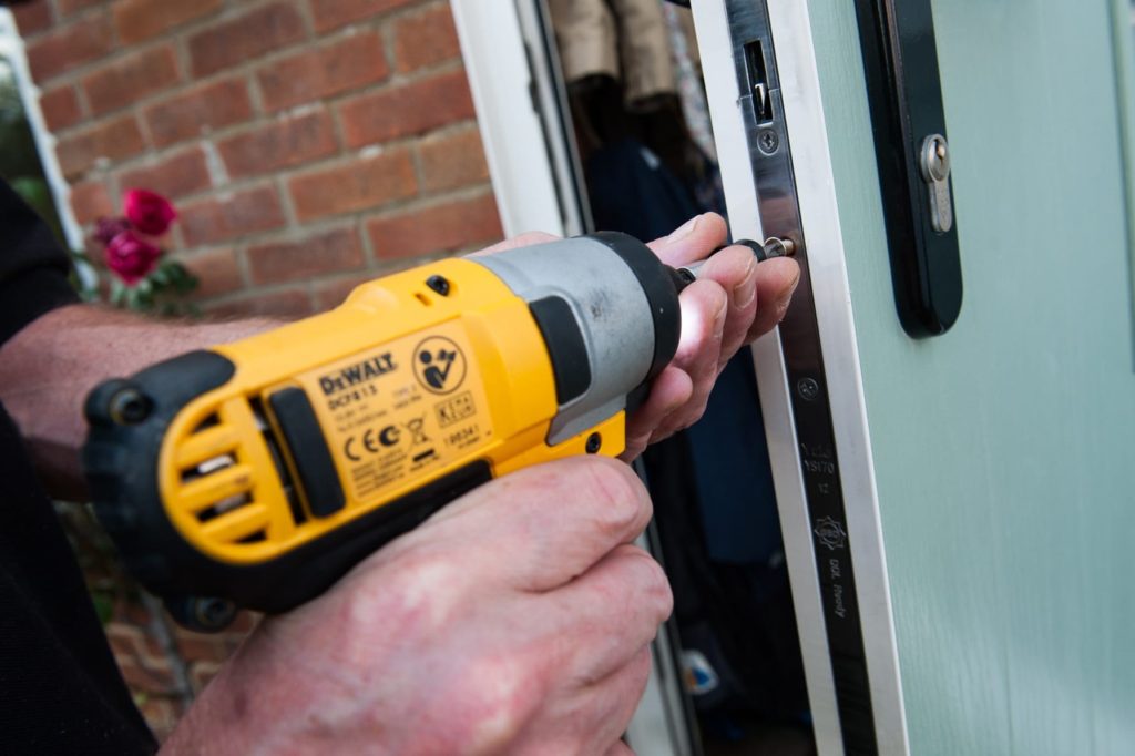 Установка замков входных дверей с выездом в Новосибирске